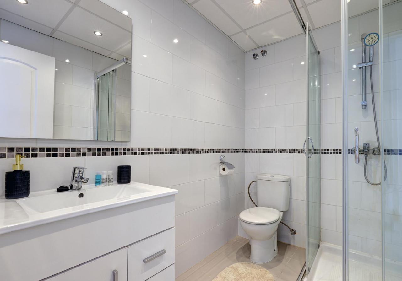 Quaint 2 Bedroom Townhouse With Pool Close To Sea! Benalmádena Exterior foto